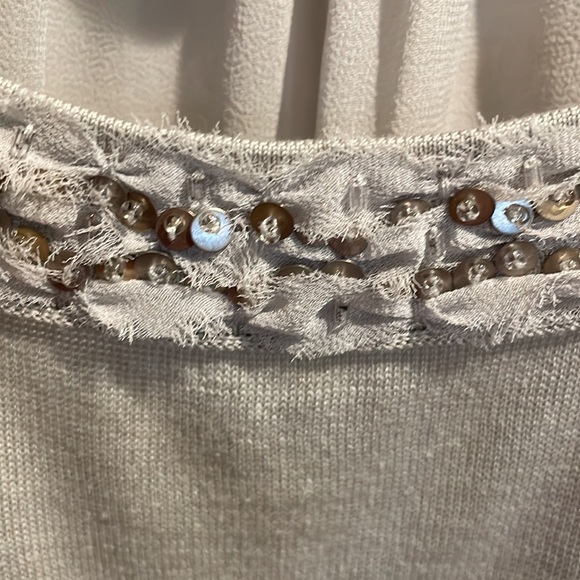 Sleeveless top mix of silk and cotton. The back is sheer silk.  Leroy & perry - Picture 7 of 7